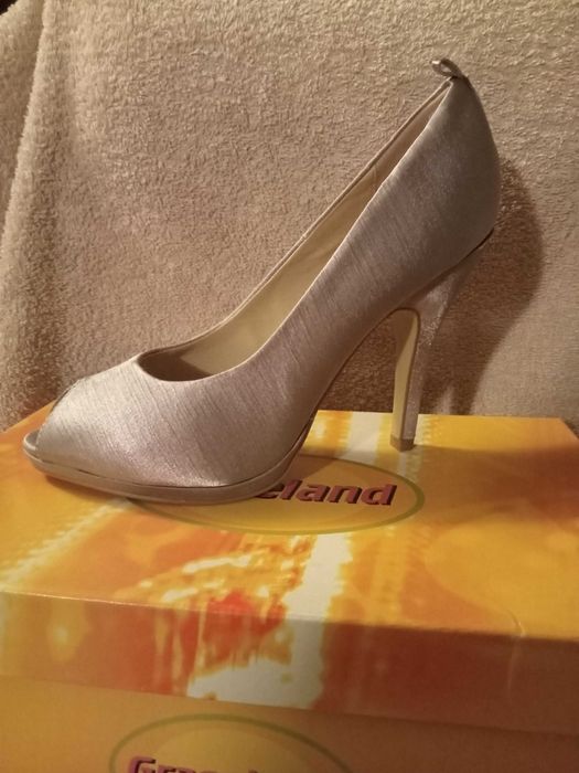 Czółenka atłasowe nowe