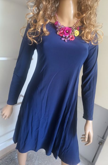 Granatowa sukienka trapezowa z kieszeniami