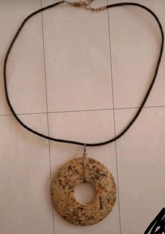 Fio com prata e pendente em pedra