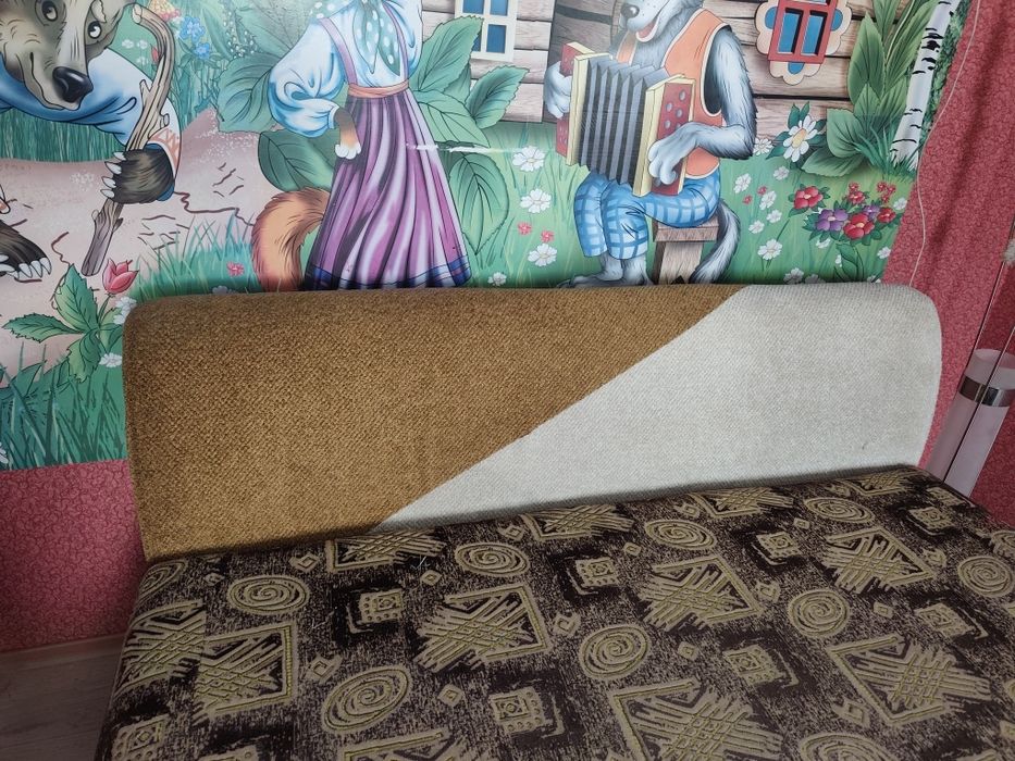 Кровать з підйомним механізмом