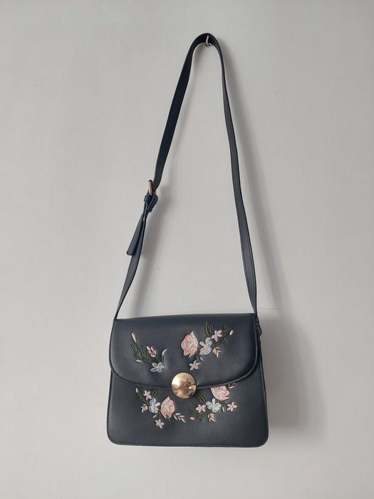 Czarna torebka z kwiatowym wzorem