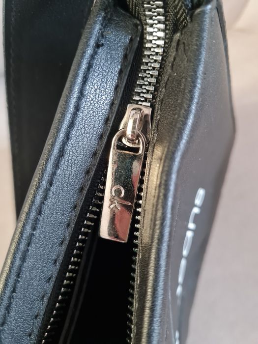 Czarna mała torebka do ręki na ramię