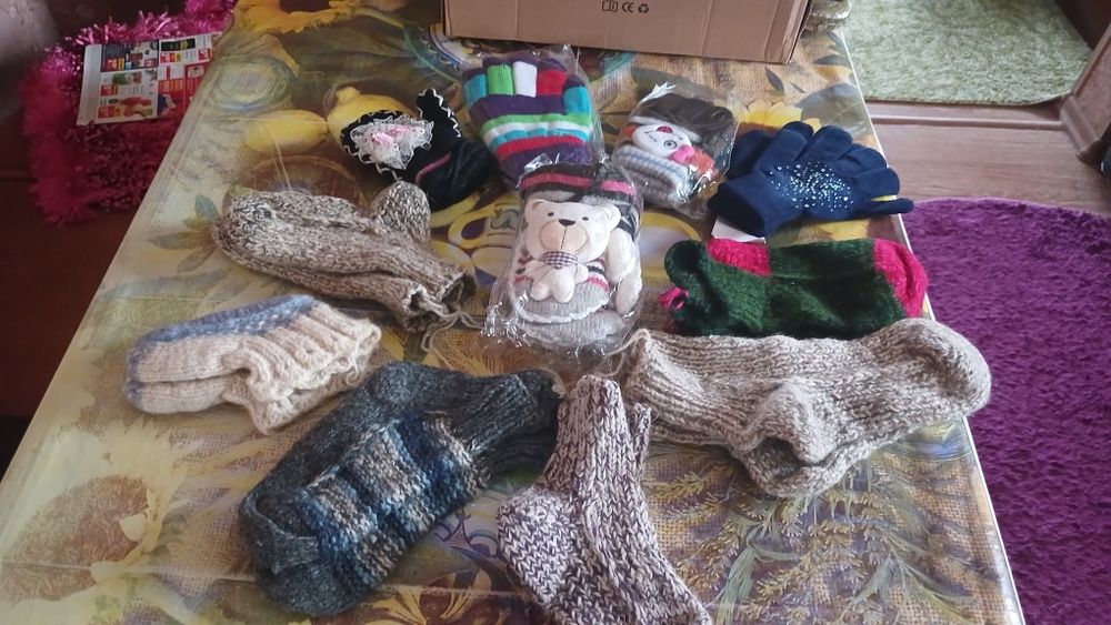 Продам новые детские перчатки и тёплые вязаные носки.