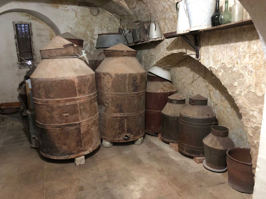 Talhas antigas de azeite, em lata, em bom estado.