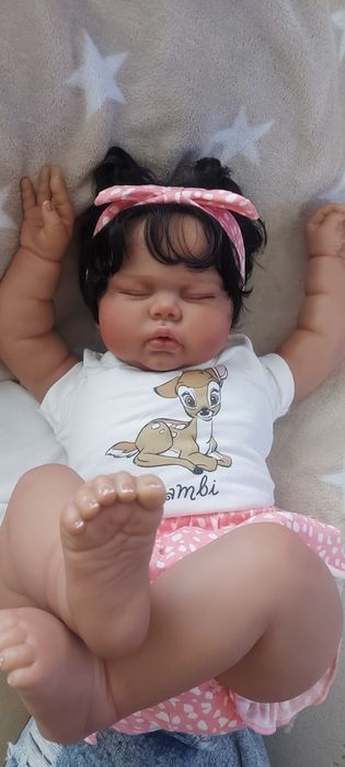 Bebe Reborn Menina cabelo Preto 60 cm  Kit Pickle com enxoval