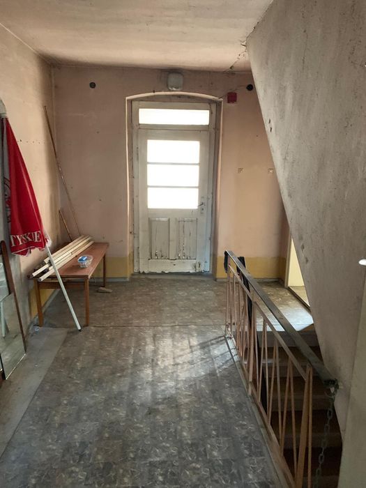 Dom z dziedzińcem, dużą działką, stodołą, garażami i ogrodem
