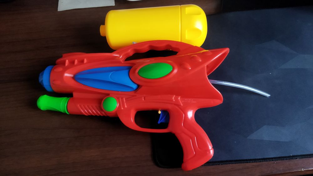 Игрушечный водный пистолет