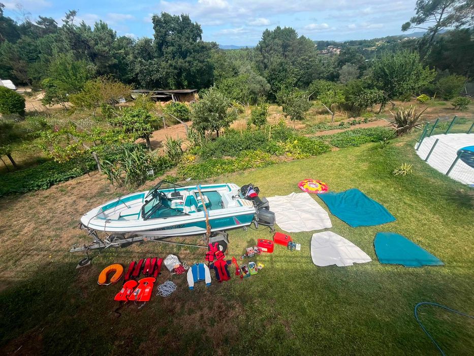 Barco de 85 CV + atrelado + vários equipamentos