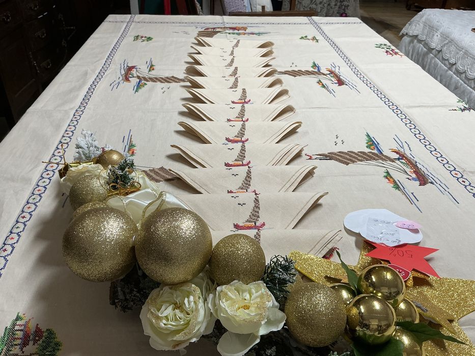 Toalha de linho bordada a mão con 12 gurdanapos