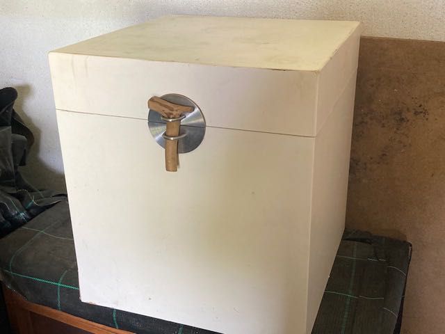 Mesa, cadeira e baú em madeira lacada