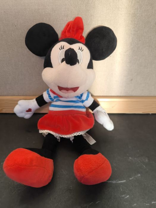 Peluche Minnie Marinheira
Peluche da Minnie Mouse com um adorável esti