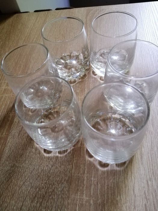 Склянки з товстого і тонкого скла.