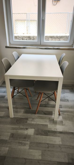 Conjunto Mesa de Jantar Branca + 4 Cadeiras Nórdicas Cinzas