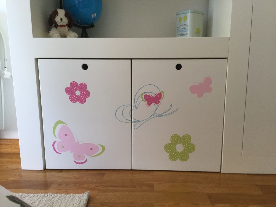 Móvel estante e de arrumação para quarto de menina