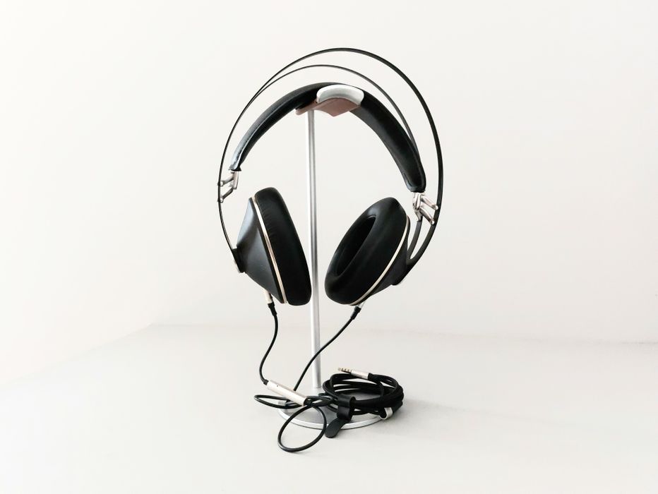 Підставки для навушників (є 2 шт.)