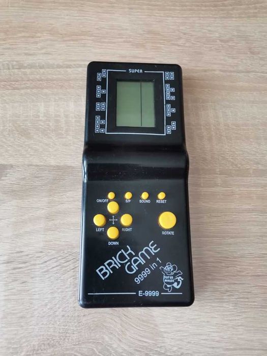 Электронная игра тетрис Brick Game E-9999 из 90-Х