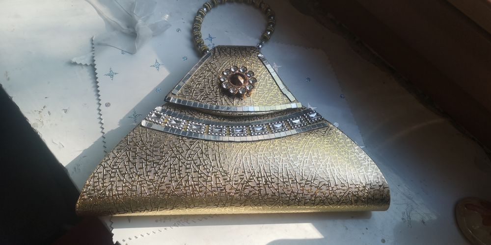 złota elegancka torebka wieczorowa o trójkątnym kształcie kopertówka