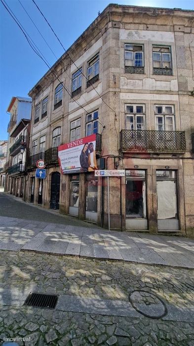 Prédio Urbano com Comércio e Habitação no Coração de Guimarães