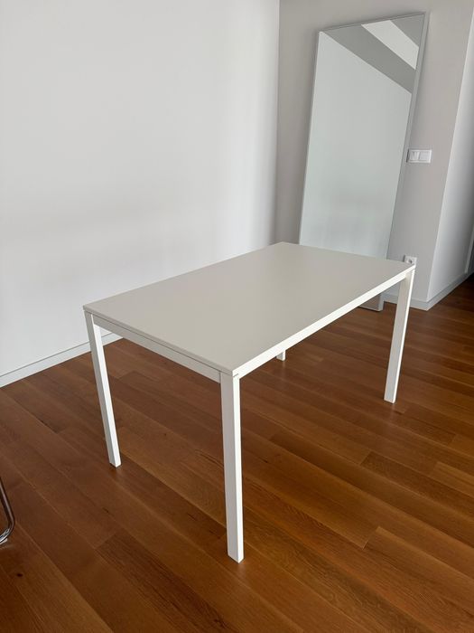 Mesa + 2 cadeiras