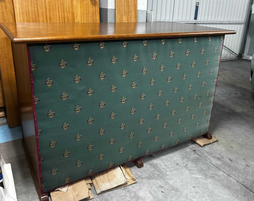 secretária em pinho, pode ter as costas estofadas,sólida e com boas dimensoes para trabalhar (altura80cm;lado-lado130cm;frente-trás65cm)