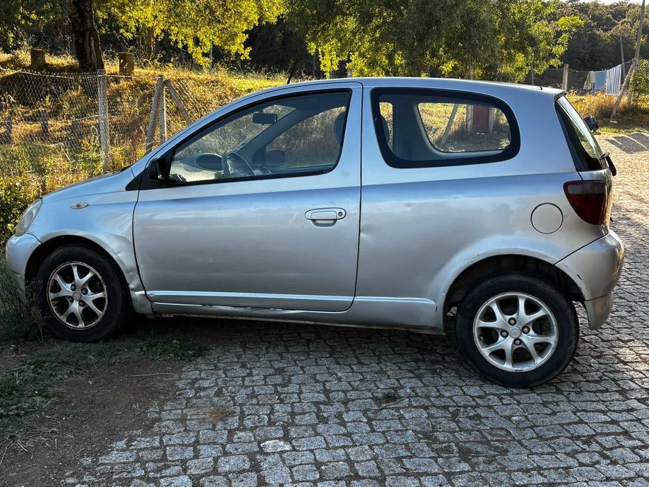 Toyota Yaris 1.0 Base — Fiável e Económico