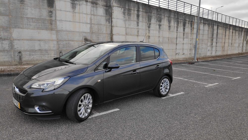 Opel Corsa 2017 95cv Innovation ; jantes 17" ; Semi-Pele ; Android Auto / Apple Carplay ; AC Automático ; Xenon & LED