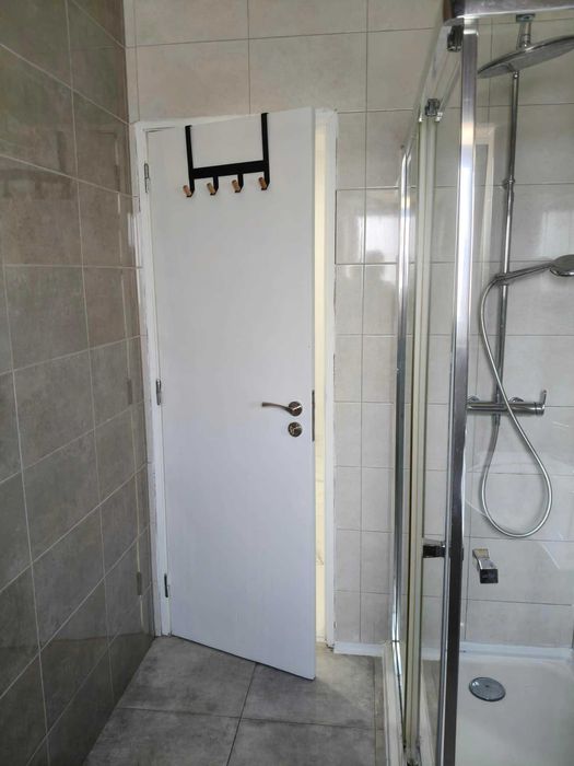 Quarto para arrendar em apt remodelado a 5min do metro para a FCT e Egas Moniz