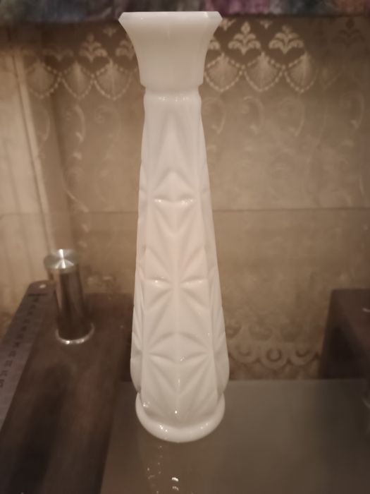 Ваза з молочного скла, виробник США,