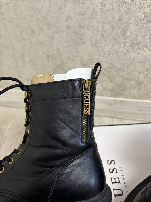 Чоботи Guess, чорні з золотою фурнітурою
