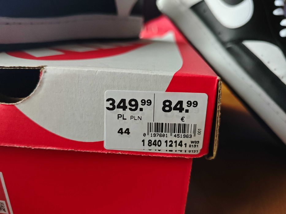 Buty Nike, czarno-białe.