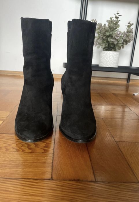 Zamszowe botki na słupku