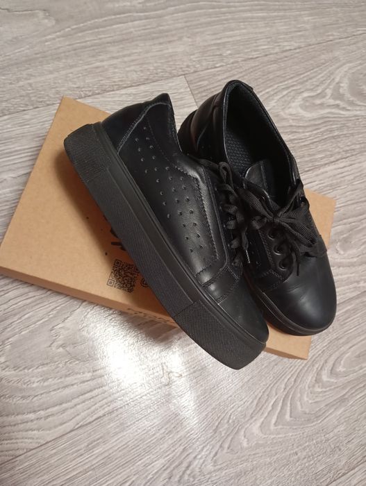 Кросівки шкіряні 37р