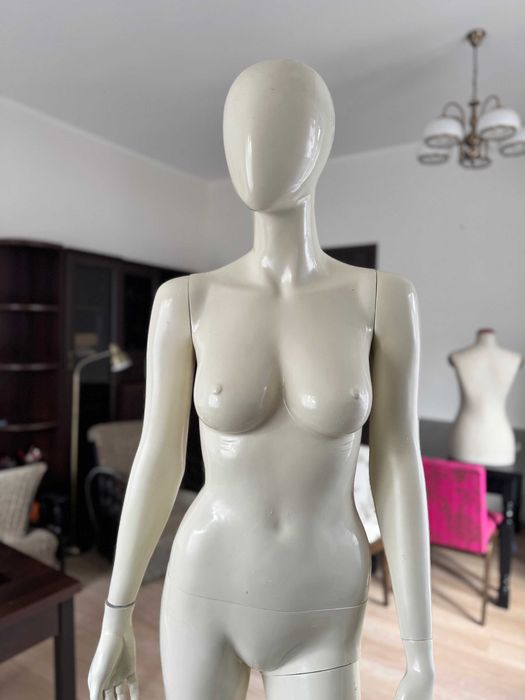 Manekin damski całopostaciowy premium (More Mannequins)
