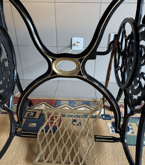 Mesa de nadeira maciça em pés Singer
