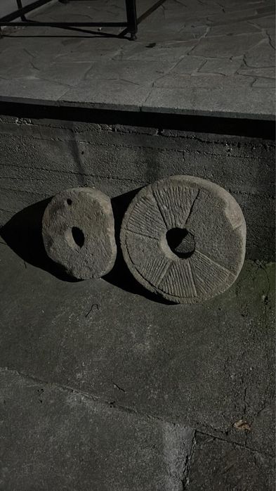 Жорна старовинні для помолу зернових