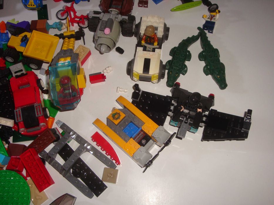 Zestaw Lego w zestawie jest  12 ludzików