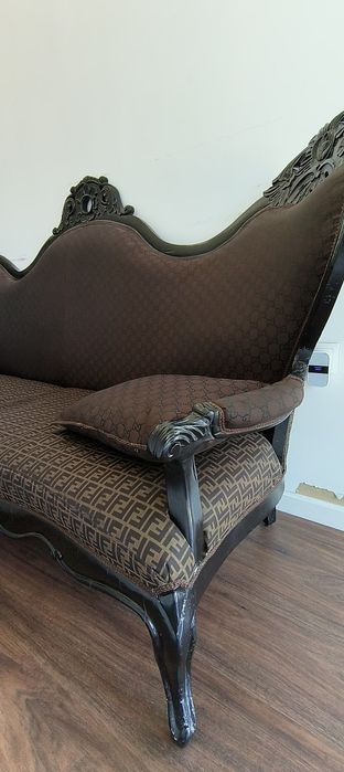 Sofá Vintage restaurado com tecido FENDI & GUCCI  C/ almofadas