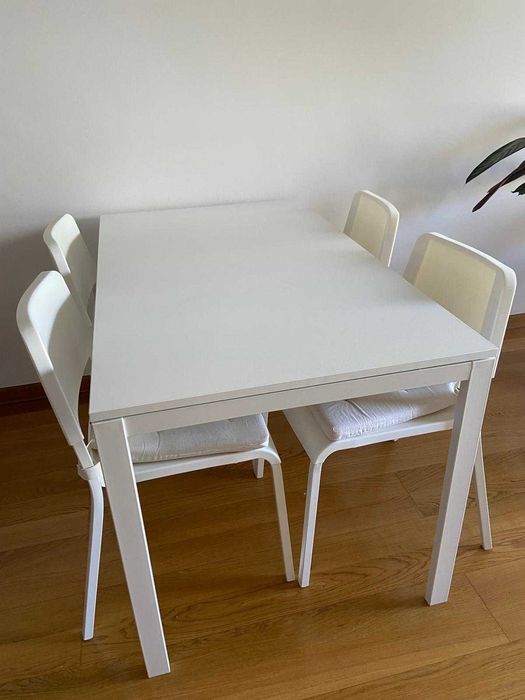 Vende-se Mesa de jantar 125x75 cm e 4 cadeiras com coxins, brancos  IKEA