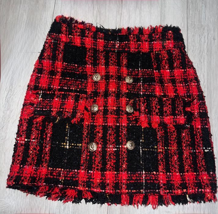 Юбка твидовая Balmain с золотыми пуговицами очкнь красивая
