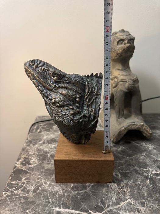 Estátua de cabeça de iguana azul feita de cobre puro.