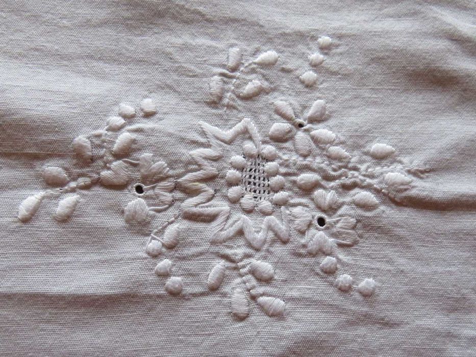 Conjunto de 3 panos de quarto em linho – bordados à mão