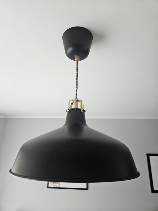Czarna wisząca lampa ikea
