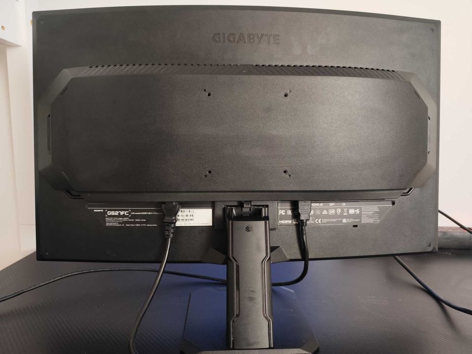 Moniteur incurvé Gigabyte GS27FC — 27" — 144Hz — FHD — parfait état