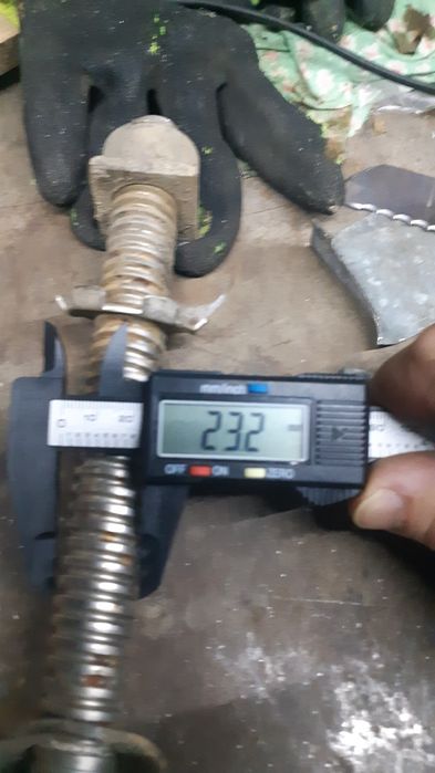 Шпилька з трапецеподібною різьбою