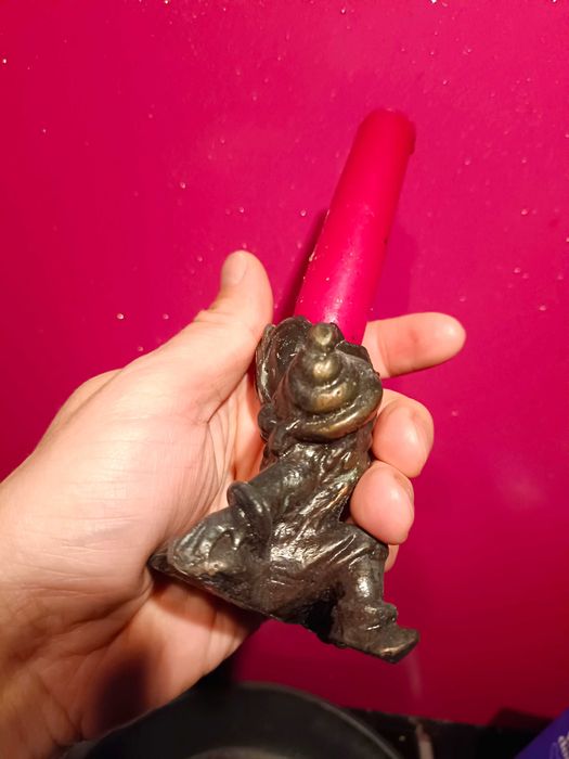 Figurka z brązu krasnal