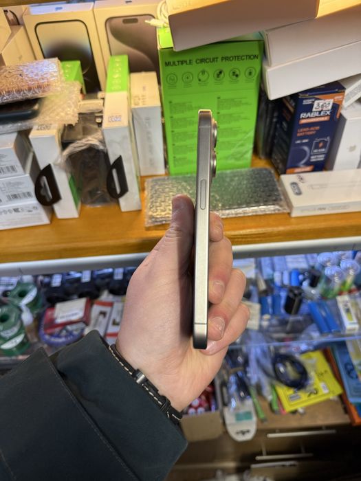 Продам Iphone 15 Pro 256 GB Natural Titan 90%