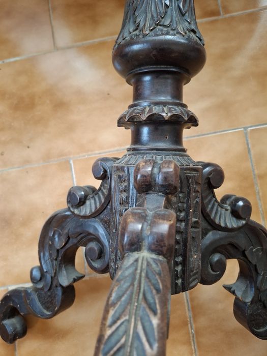 Espetacular mesa trabalhada redonda muito antiga