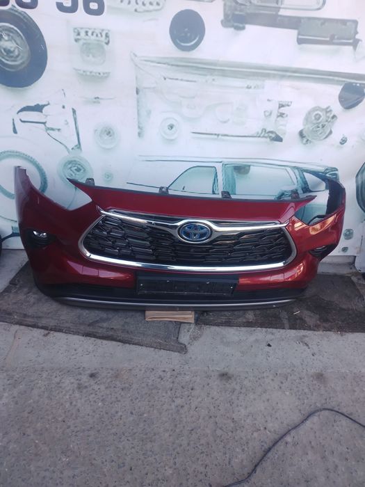 Бампер передній під камеру в зборі на Toyota Highlander 20-25 року