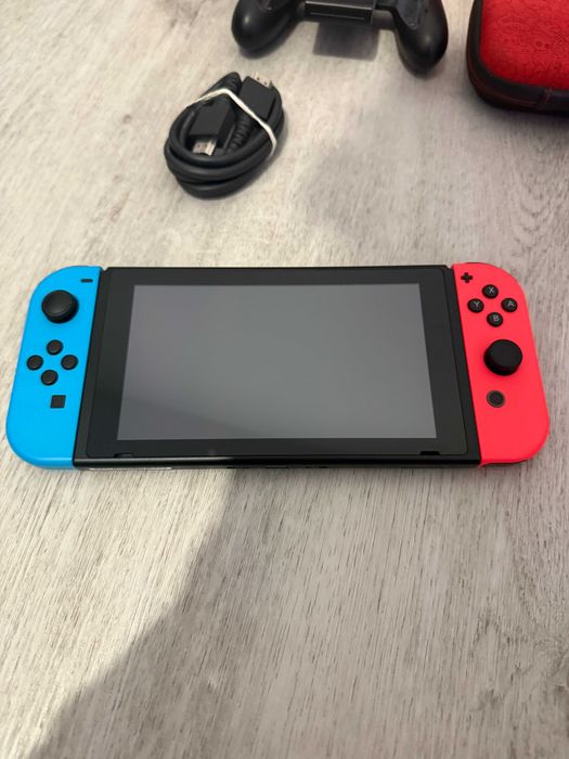 Konsola Nintendo Switch V2 + Akcesoria + 4 Gry + Karta 128GB + Etui
