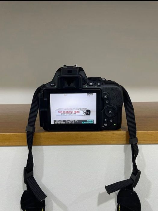 Vendo Nikon D5600 com lente e acessórios